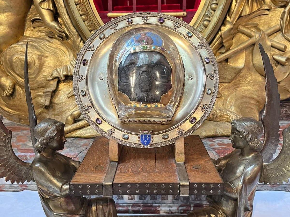 The reliquary of the head of St. John the Baptist at Amiens Cathedral, flanked by two kneeling angels